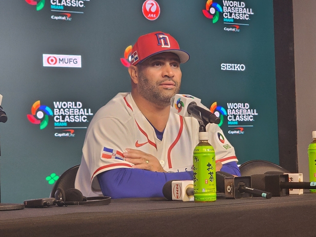 13日，普霍斯主教练出席了正式记者招待会。 =照片=韩联社记者朴秀珍。