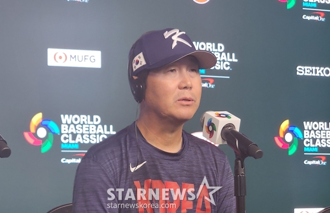 記者会見場に立ったリュ·ジヒョン監督。 /写真=朴スジン記者