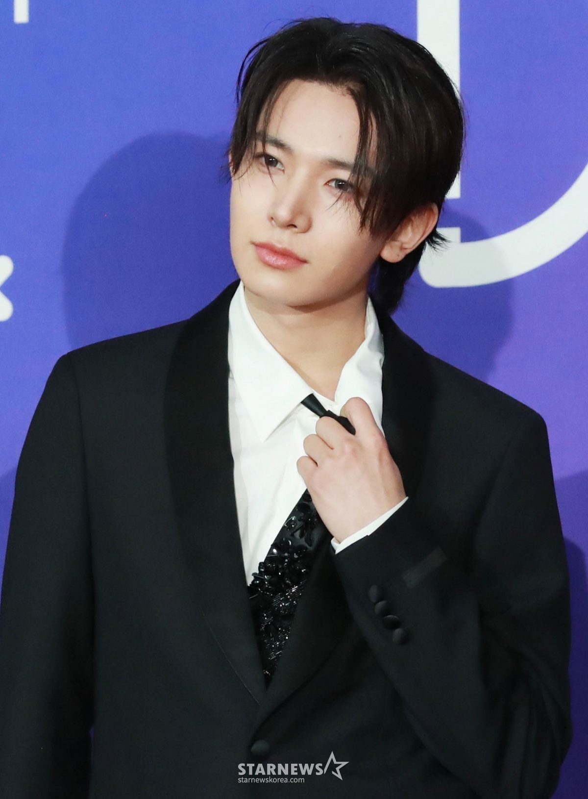 グループエンハイフンのヒスンが22日午後、ソウル城北区の高麗大学校ファジョン体育館で行われた第1回ディアワーズ「レッドカーペット行事に参加しポーズを取っている。 /2025.02.22 /写真=イ·ドンフン photoguy@