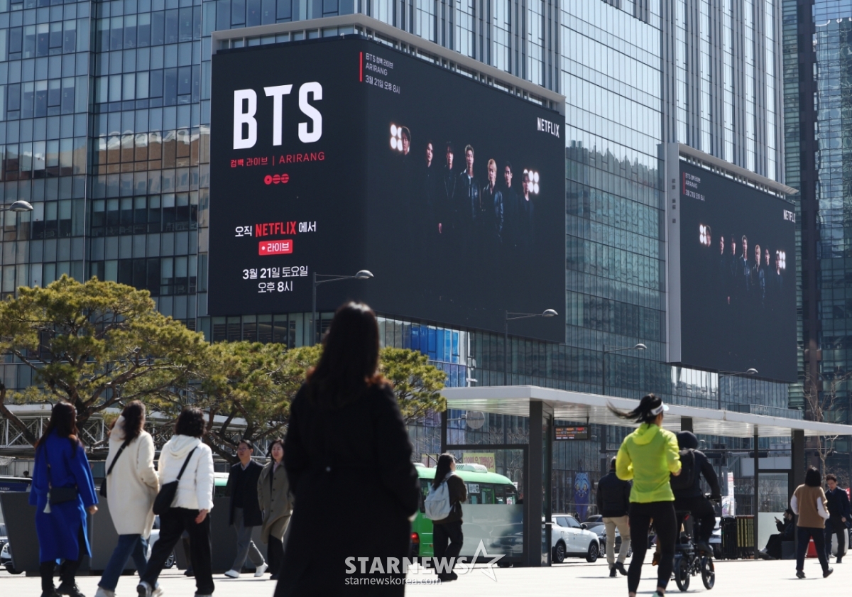 Рекламное видео выступления BTS на электронном табло на внешней стене здания возле площади Кванхвамун в Сеуле. /Фото= (Сеул=Новости 1) Репортер Ким Мин Джи