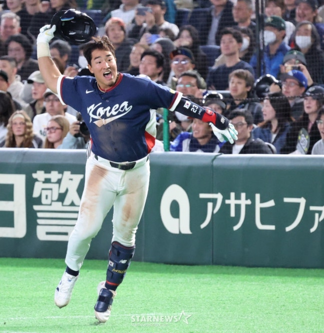 アン·ヒョンミンが9日、豪州戦の9回表に7-2を作る犠牲フライを打った後、歓呼している。 /写真=姜永祚（カン·ヨンジョ）先任記者