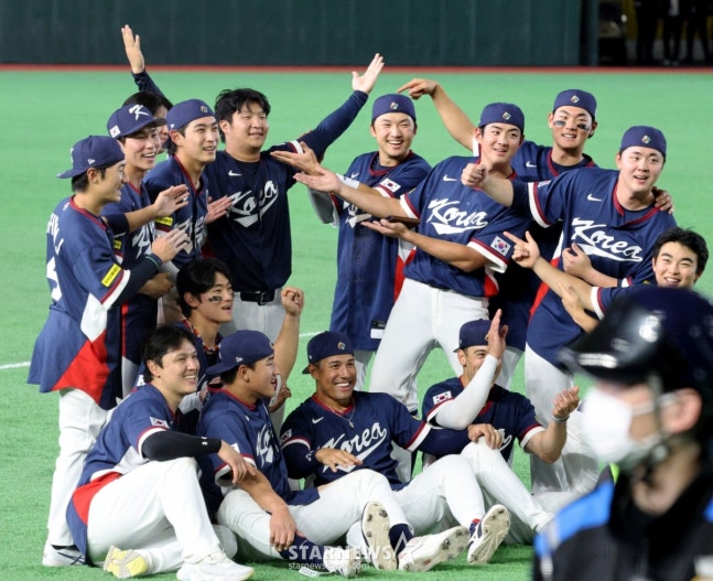 9日の豪州戦勝利後、代表チームの選手たちが記念撮影をしながら、ムン·ボギョン（上の真ん中）を指している。  /写真=姜永祚（カン·ヨンジョ）先任記者 