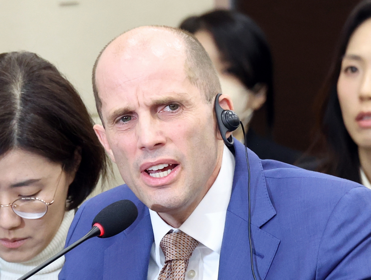 Harold Rogers, giám đốc điều hành của Coupang, đang trả lời các câu hỏi của nghị sĩ tại phiên điều trần được tổ chức tại Quốc hội Yeouido, Seoul vào năm ngoái. /Cung cấp ảnh = Newsis 