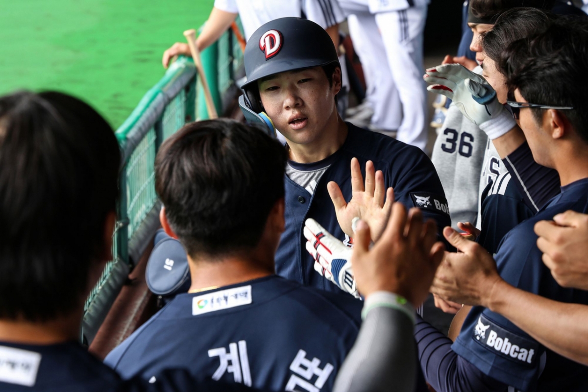 Doosan Bears thực hiện đội hình sân ngoài. /Ảnh = Doosan Bears cung cấp