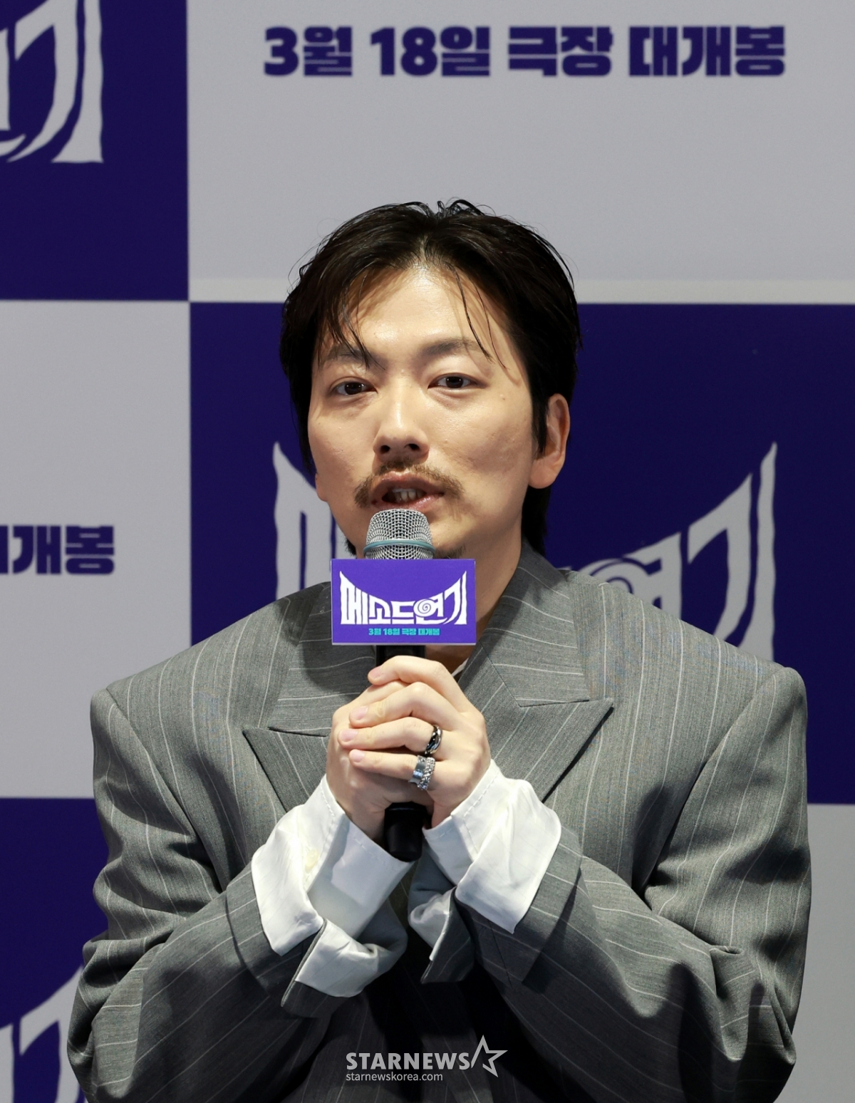 (Seoul = News1) Reporter Lee Ho-yoon = Actor Lee Dong-hwi is greeting at the press distribution preview of the movie "Method Acting" held at COEX Megabox in Gangnam-gu, Seoul on the 13th.   The movie "Method Acting" is a story about a funny actor Lee Dong-hwi, who is known as a comedy but does not want to do comedy, who is too immersed in his role to be recognized for his sincere acting.  2026.3.13/News1 Copyright © News1. All rights reserved. Unauthorized reproduction and redistribution, and prohibition of using AI learning. /Photo = (Seoul = News 1) Reporter Lee Ho-yoon