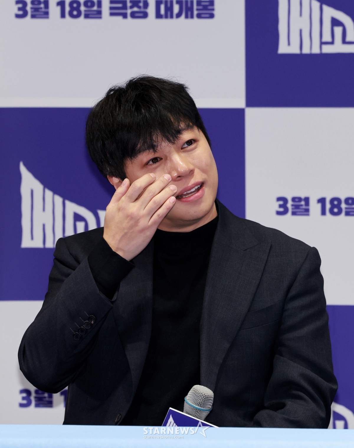 (Seoul = News 1) Phóng viên Lee Ho Yoon = Đạo diễn Lee Ki Hyuk đang rơi nước mắt khi trả lời các câu hỏi của phóng viên tại buổi ra mắt phim điện ảnh Method Acting diễn ra tại COEX Megabox, Gangnam-gu, Seoul vào ngày 13.   Bộ phim 'Method Acting' là một bộ phim hài, nhưng là một tác phẩm kể về câu chuyện xảy ra khi diễn viên hài Lee Dong Hwi quá nhập tâm vào vai diễn để được công nhận là một diễn viên chân thành. 2026.3.13/Tin tức 1 Copyright © News1. All rights reserved. Cấm sử dụng AI học và phát tán trái phép. /Ảnh = (Seoul = News 1) Phóng viên Lee Ho Yoon