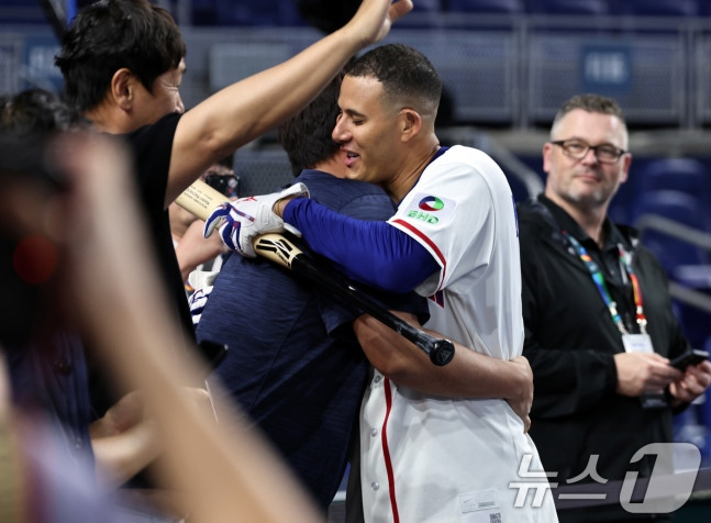 图为柳贤振和马查多拥抱的样子。 =照片=news1