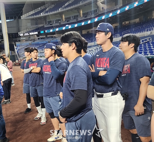 图为，观看多米纳卡选手击球训练的国家队。 =照片=韩联社记者朴秀珍。