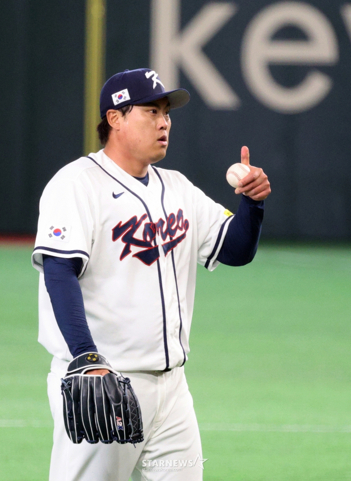 8日，韩国先发投手柳贤振在东京巨蛋体育场举行的2026 WBC东京POOL韩国队与台湾队的比赛第2回合初，在防守上面临2人出局1、2垒有人的危机，投手教练金光三正在踏上投手踏板。  =图为，2026.03.08.