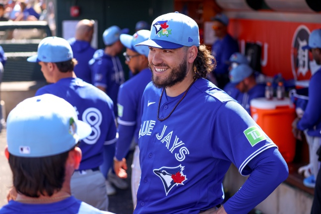 科迪·庞塞身穿多伦多队队服微笑着。 =法新社BBNews=新闻1。