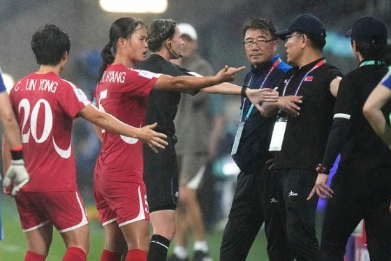 北朝鮮女子代表チームの選手たちが、中国と2026アジアサッカー連盟(AFC)女子アジアカップの組別リーグ第3戦の試合中に抗議している。 /写真=シナスポーツ 仕上げ