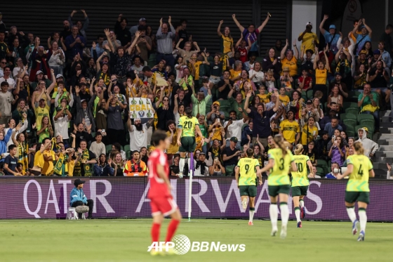 豪州女子サッカー代表チームの選手とファンが13日、豪州パースで行われた2026AFC女子アジアカップ8強の北朝鮮戦で、得点後喜んでいる。 /AFPBBNews=ニュース1