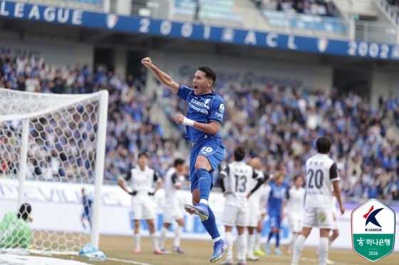 ヘイズが14日午後2時、水原（スウォン）W杯競技場で行われたハナ銀行Kリーグ2·2026第3ラウンドで、追加ゴールを決めてセレモニーをしている。 /写真=韓国プロサッカー連盟提供