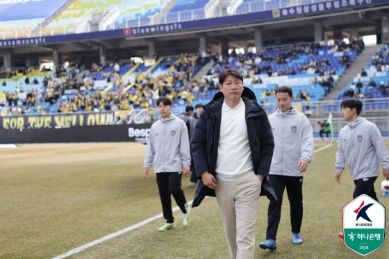 14日下午2时,全南天龙队主教练朴东赫为参加在水原世界杯体育场举行的韩亚银行K联赛22026第3轮比赛,正在入场。 =图为，韩国职业足球联盟提供。