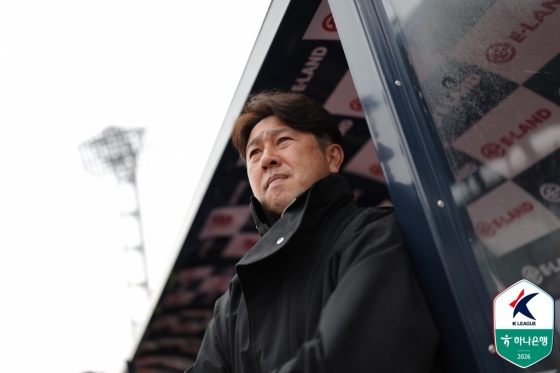 他就是首尔衣恋队的主教练金道均。 =图为，韩国职业足球联盟提供。