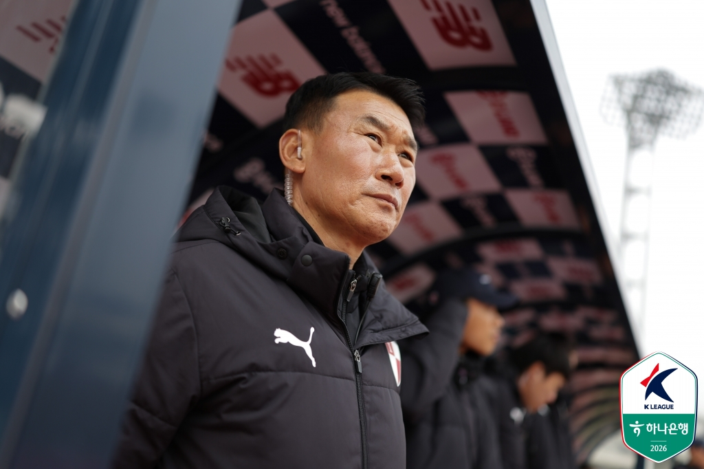 他就是釜山IPARK队主教练赵成焕。  =图为，韩国职业足球联盟提供。