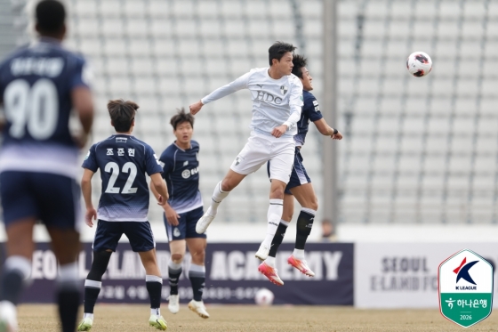 图为，首尔衣恋队与釜山ipark队的比赛场面。 =图为，韩国职业足球联盟提供。