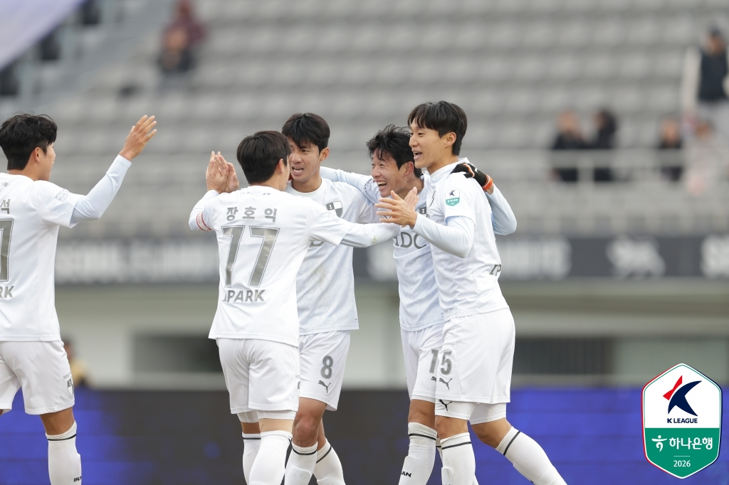 图为，攻入制胜球后高兴的釜山IPARK选手们。 =法新社BBNews=新闻1。