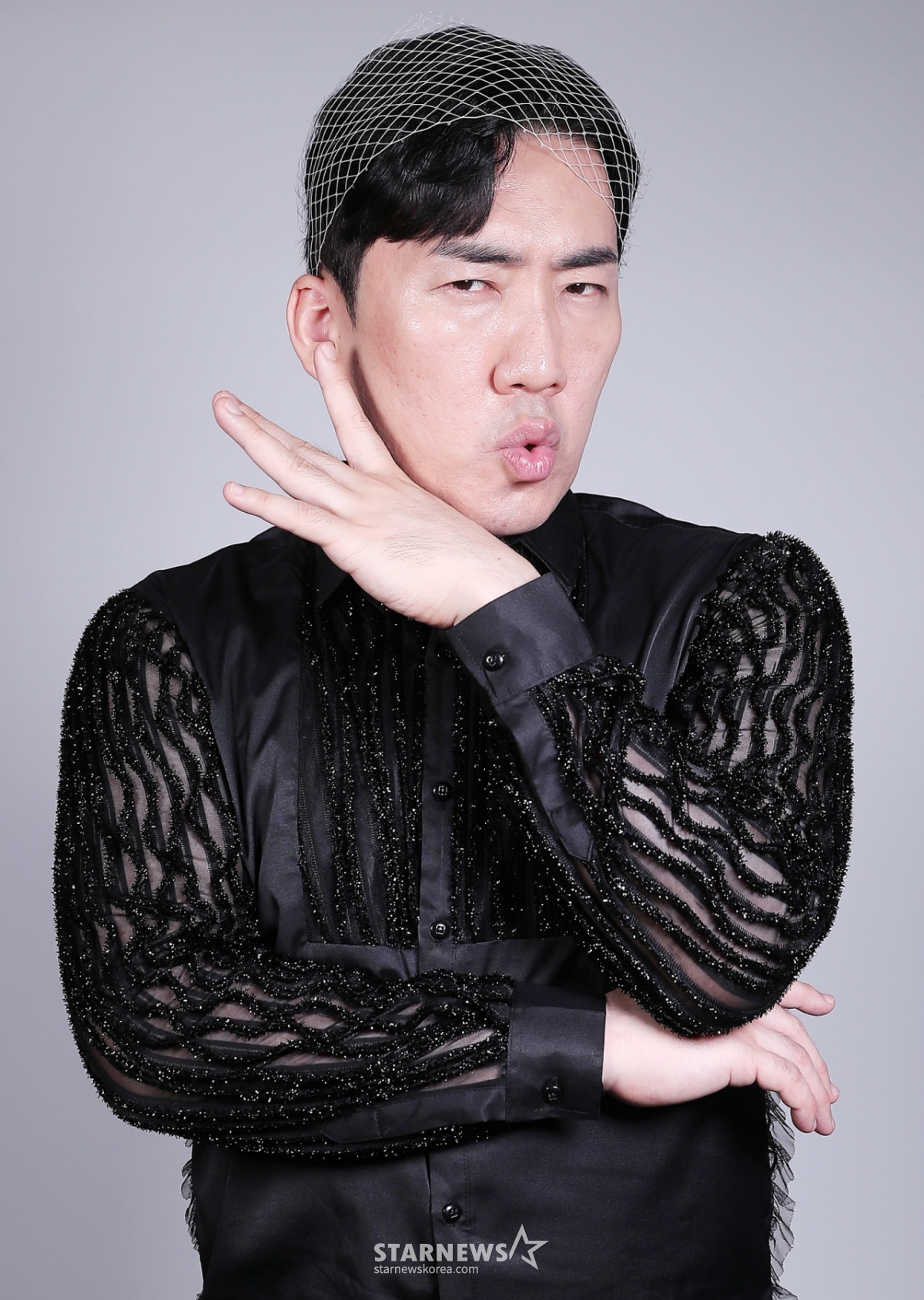 Lee Sang Hoon đang tạo dáng trước cuộc phỏng vấn được tiến hành tại trụ sở của bộ đôi Namsung Davichi Star News.  Ngày 11/4, Davichi đã phát hành single album Hot Cool Sexy thông qua các trang nhạc trực tuyến. Hot Cool Sexy được hoàn thành bởi Hyungdon và Daejun. Lời bài hát trực quan và hài hước do Jung Hyung Don viết lời và âm thanh chất lượng cao do Defconn và Fraktal sáng tác đã được tạo ra như một bài hát đặc biệt.