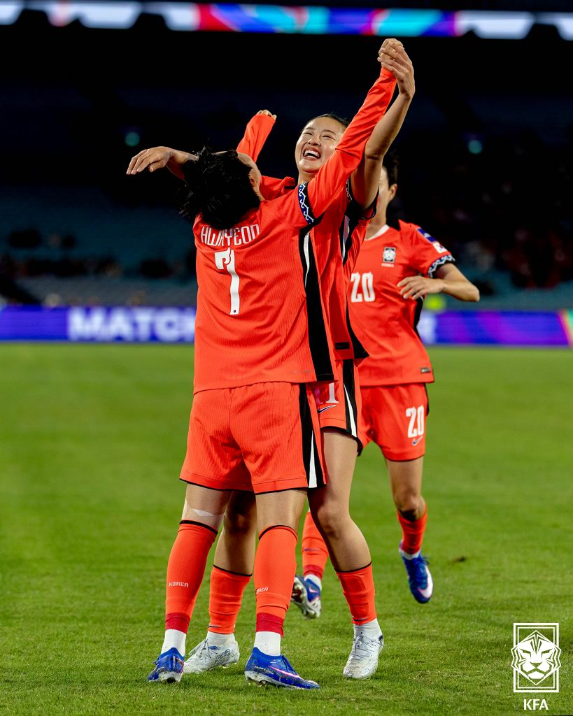 ソン·ファヨン（左）とチェ·ユリが大韓民国国家代表チーム得点後、喜んでいる。 /写真=大韓サッカー協会（KFA）提供