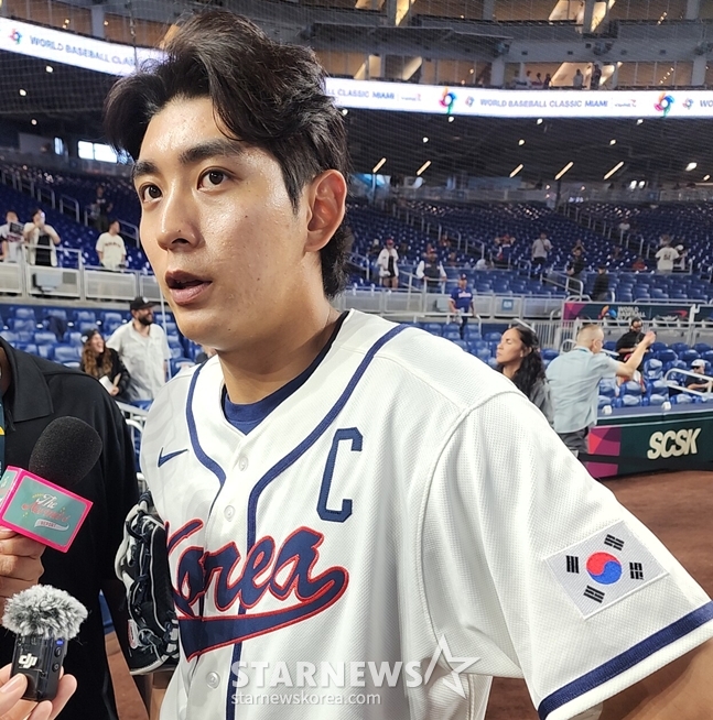 Lee Jung Hoo phỏng vấn các phương tiện truyền thông nước ngoài trước thềm trận đấu với Cộng hòa Dominican vào ngày 14. /Ảnh = Phóng viên Park Soo Jin