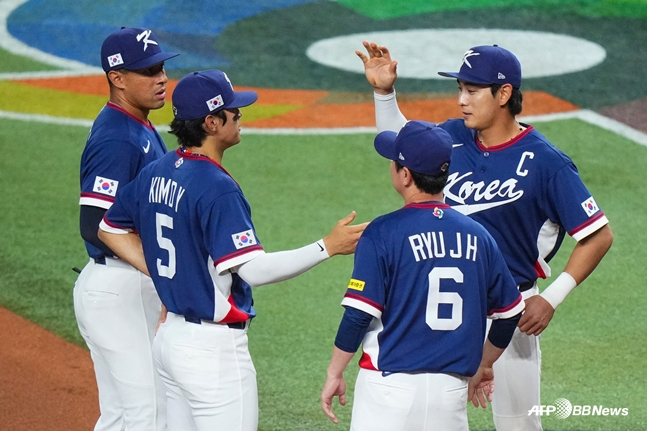 Lee Jung-hoo (phải) đang tiến vào sân vận động trước trận đấu với Cộng hòa Dominican vào ngày 14. /AFPBBNews = Tin tức 1