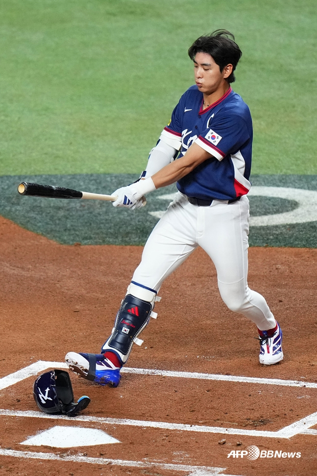 Lee Jung-hoo với cú swing hụt và mũ bảo hiểm bị tróc ra./AFPBBNews=Tin tức 1