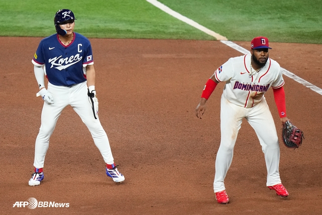 Lee Jung-hoo (trái) và Vladimir Guerrero Junior. /AFPBBNews = Tin tức 1