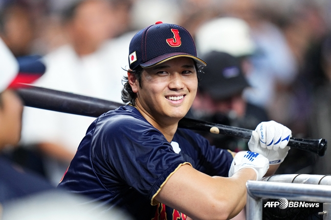 Ohtani, who is hitting practice, is smiling. /AFPBBNews=News1