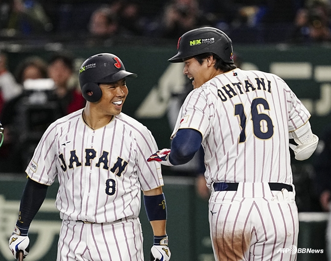 Kondo (left) and Ohtani, who are having a conversation. /AFPBBNews=News1