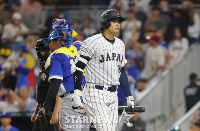 Ohtani is disappointed as he enters the dugout. /Reuters=News1