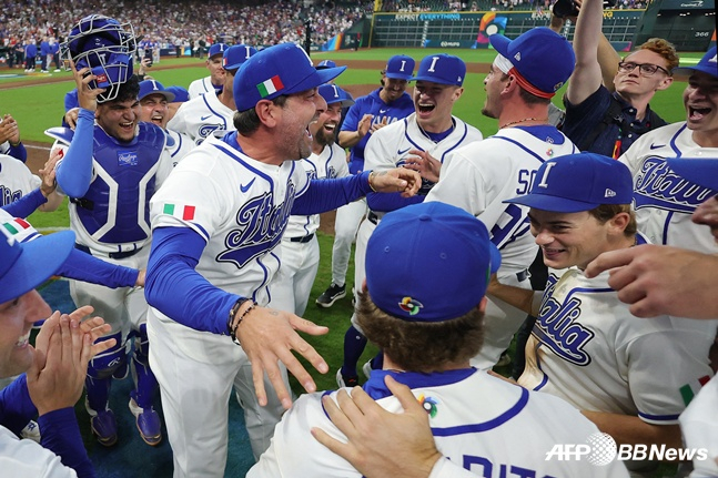 15日,意大利棒球代表队在美国德克萨斯州休斯敦戴金公园举行的2026 WBC与波多黎各队的8强赛中取得胜利,正在一起庆祝。 =法新社BBNews=新闻1。