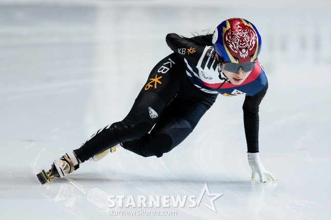 キム·ギリが15日、カナダ·モントリオールのモリス·リチャード·アリーナで行われた2026国際スケート競技連盟(ISU)ショートトラック世界選手権女子部1000メートル決勝で、快速疾走を繰り広げている。 /ロイター=ニュース1