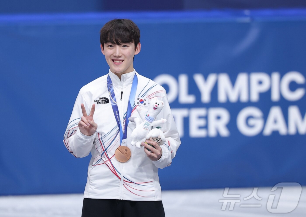 イム·ジョンオンが今回のオリンピックで銅メダルを首にかけて喜んでいる。 /写真=ニュース1