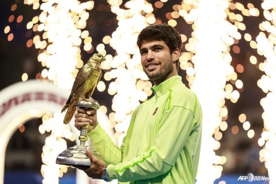 Карлос Алькарас держит трофей после победы на Открытом чемпионате Катара. /AFPBBNews =Новости 1