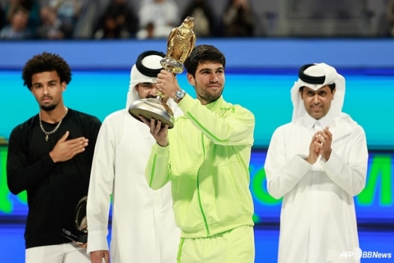 Карлос Алькарас (цветший топ) улыбается с трофеем. /AFPBBNews =Новости 1