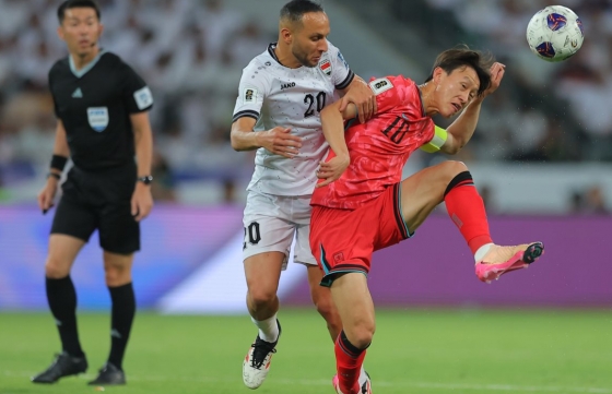Ли Чжэ Сон жестко конкурирует с Ираком в третьем квалификационном раунде чемпионата мира по футболу 2026 года в Северной Америке против Ирака на международном стадионе Басра в Ираке. /Фото = Предоставлено AFC