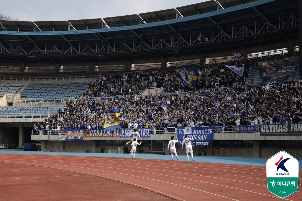 蔚山（ウルサン）HDの李ドンギョンが15日、富川（プチョン）総合運動場で行われた富川FC戦で逆転ゴールを決めた後、ファンたちと喜んでいる。 /写真=韓国プロサッカー連盟提供