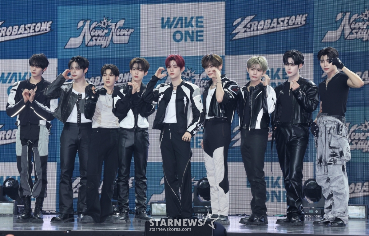 グループゼロベースワン(ZEROBASEONE)が1日午後、ソウル龍山区ブルースクエアで行われた正規1集「ネバーセイネバー」(NEVER SAY NEVER)発売記念ショーケースでポーズを取っている。  ファンダム「ゼロズ(ZEROSE)」と共に築いた音楽の旅路で最も輝く瞬間を盛り込んだ今回のアルバムは、「青春3部作」と「パラダ」「イース2部作」を経てこの2年間の叙事を凝縮し「チーム(TEAM)ZB1」シナジーを完成した。 /2025.09.01 /写真=イ·ドンフン photoguy@
