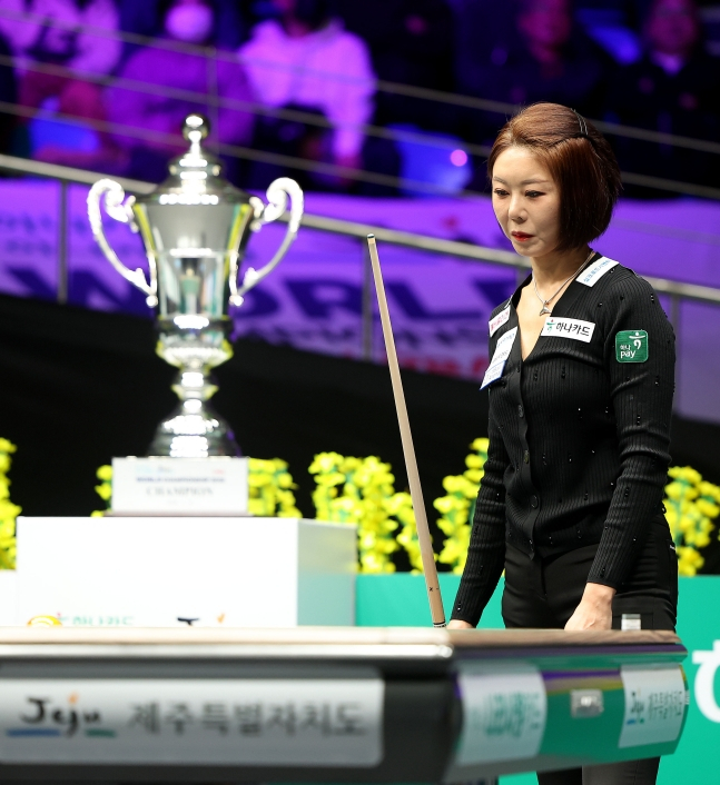 Kim Ga-young is considering the scoring route in the final of the "Hana Card Hana Capital LPBA World Championship" in the 2025-2026 season at Halla Gymnasium in Jeju-si, Jeju-do on the 15th. /Photo =PBA Tour courtesy