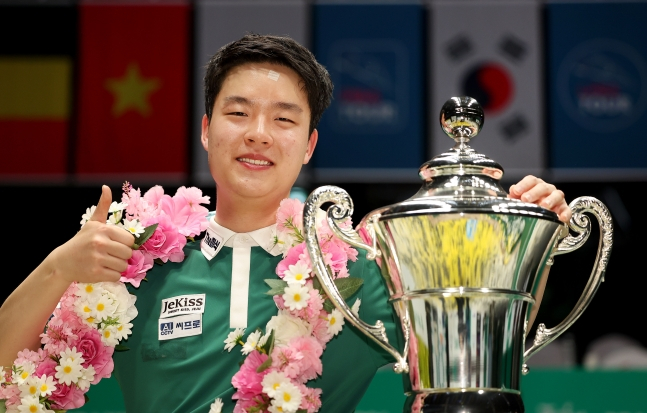 Kim Young-won smiles with the trophy in his arms after winning the final round of the "Hana Card Hana Capital PBA World Championship" in the 2025-2026 season at Halla Gymnasium in Jeju-si, Jeju-do on the 15th. /Photo =PBA Tour courtesy