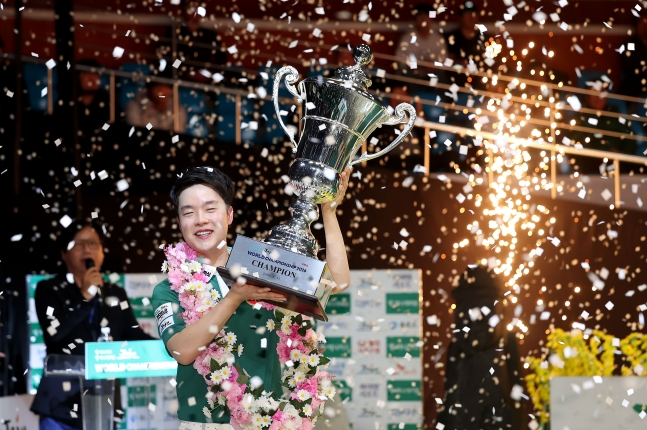 Kim Young-won lifts the trophy after winning the championship. /Photo =PBA Tour courtesy