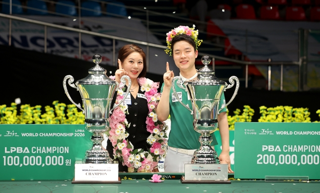 Kim Young-won (right) is taking a commemorative photo with Kim Ga-young, the winner of the women's division. /Photo =PBA Tour courtesy