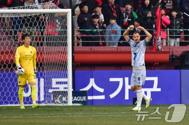 15日午後、浦項(ポハン)スティーラーズで行われたプロサッカー·ハナ銀行Kリーグ12026浦項スティーラーズと仁川ユナイティFCの試合前半、仁川ムゴサが先制ゴールを決めた後、セレモニーをしている。 /写真=ニュース1