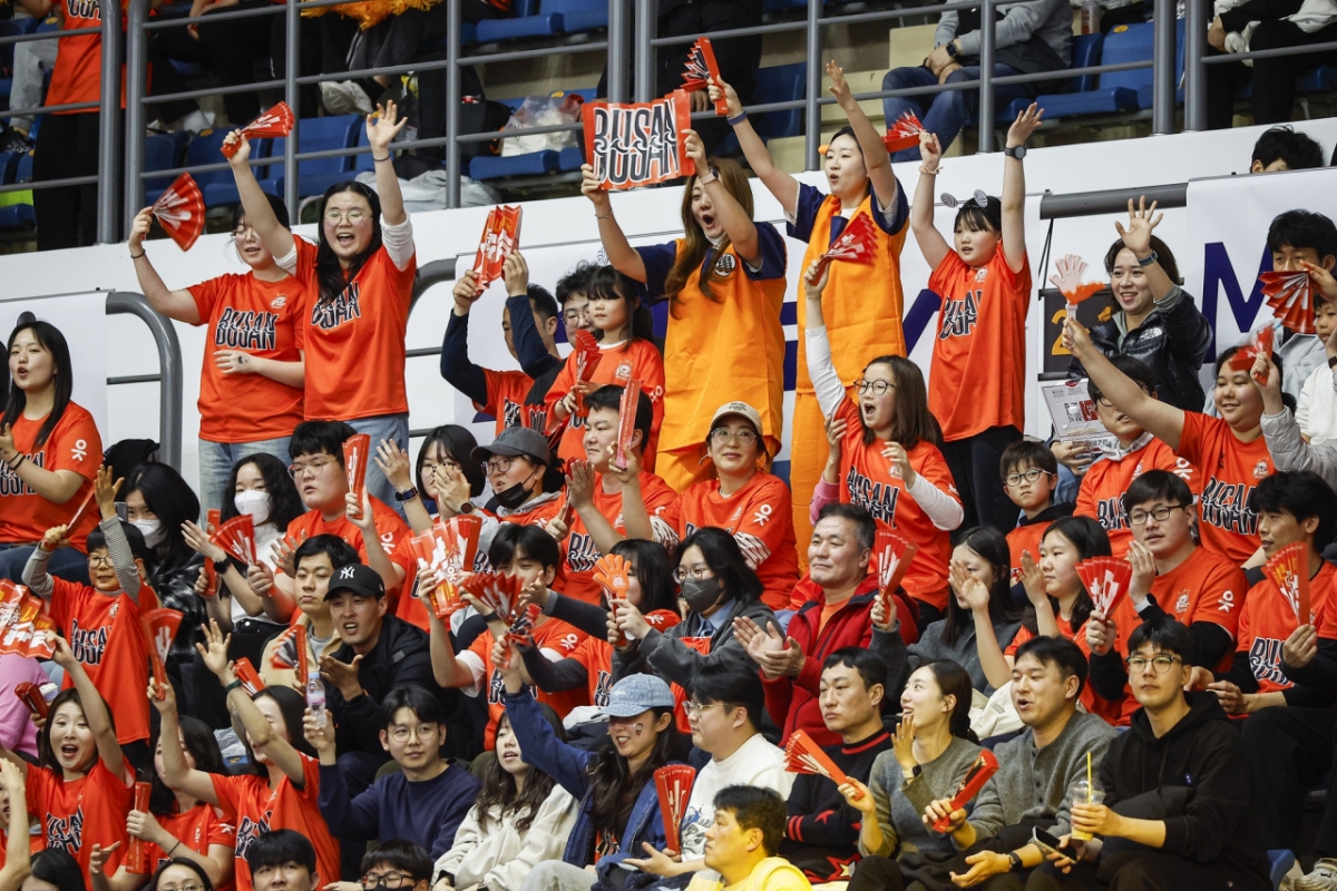 Những người hâm mộ ngân hàng tiết kiệm OK Busan đến thăm Nhà thi đấu trong nhà Gangseo. /Ảnh = OK Ngân hàng tiết kiệm cung cấp đội bóng chuyền