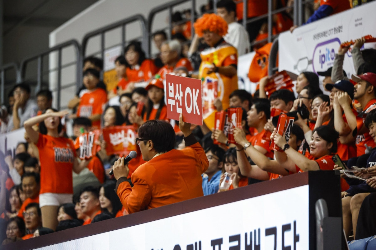 Những người hâm mộ ngân hàng tiết kiệm OK Busan đến thăm Nhà thi đấu trong nhà Gangseo. /Ảnh = OK Ngân hàng tiết kiệm cung cấp đội bóng chuyền