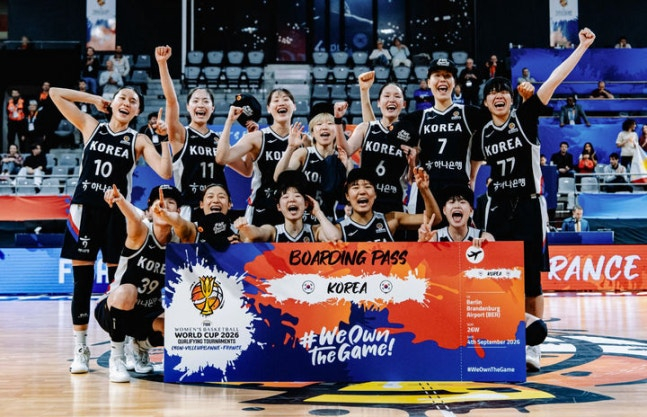 Đội tuyển bóng rổ nữ do huấn luyện viên Park Soo Ho dẫn dắt đang rất vui mừng khi giành chiến thắng 105-74 trước Philippines trong trận đấu thứ tư của vòng loại FIFA World Cup 2026 được tổ chức tại Bilorvan, Pháp vào ngày 15 (giờ địa phương). /Ảnh = Cung cấp FIFA