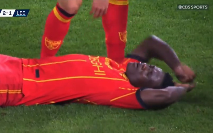 Tiền đạo Lecce Ramek Banda gục ngã trong trận đấu. /Ảnh = The Sun Galmuri