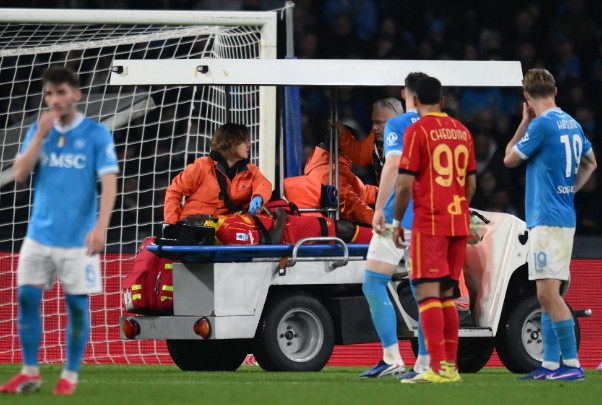 Lamec Vanda được đưa lên xe cứu thương và đưa đi. /Ảnh = The Sun Galmuri