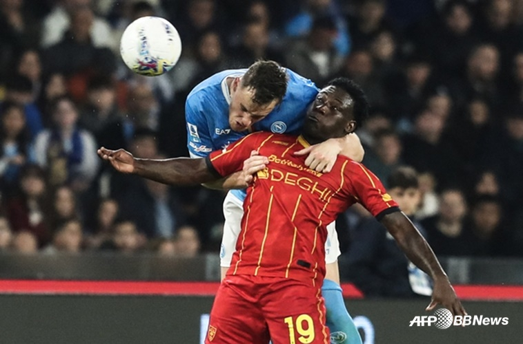 Ramek Banda đang thi đấu bóng trên không. /AFPBBNews = Tin tức 1